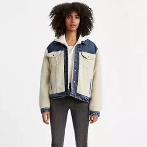 LEVI'S PIECED SHERPA EX-BOYFRIEND TRUCKER
JACKET size M